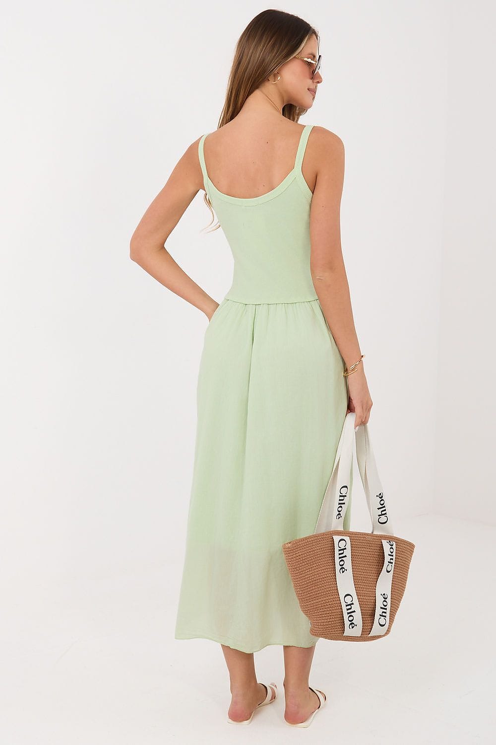 Robe plage longue vert sauge fluide femme sans manches accessoire sac cabas paille tendance été