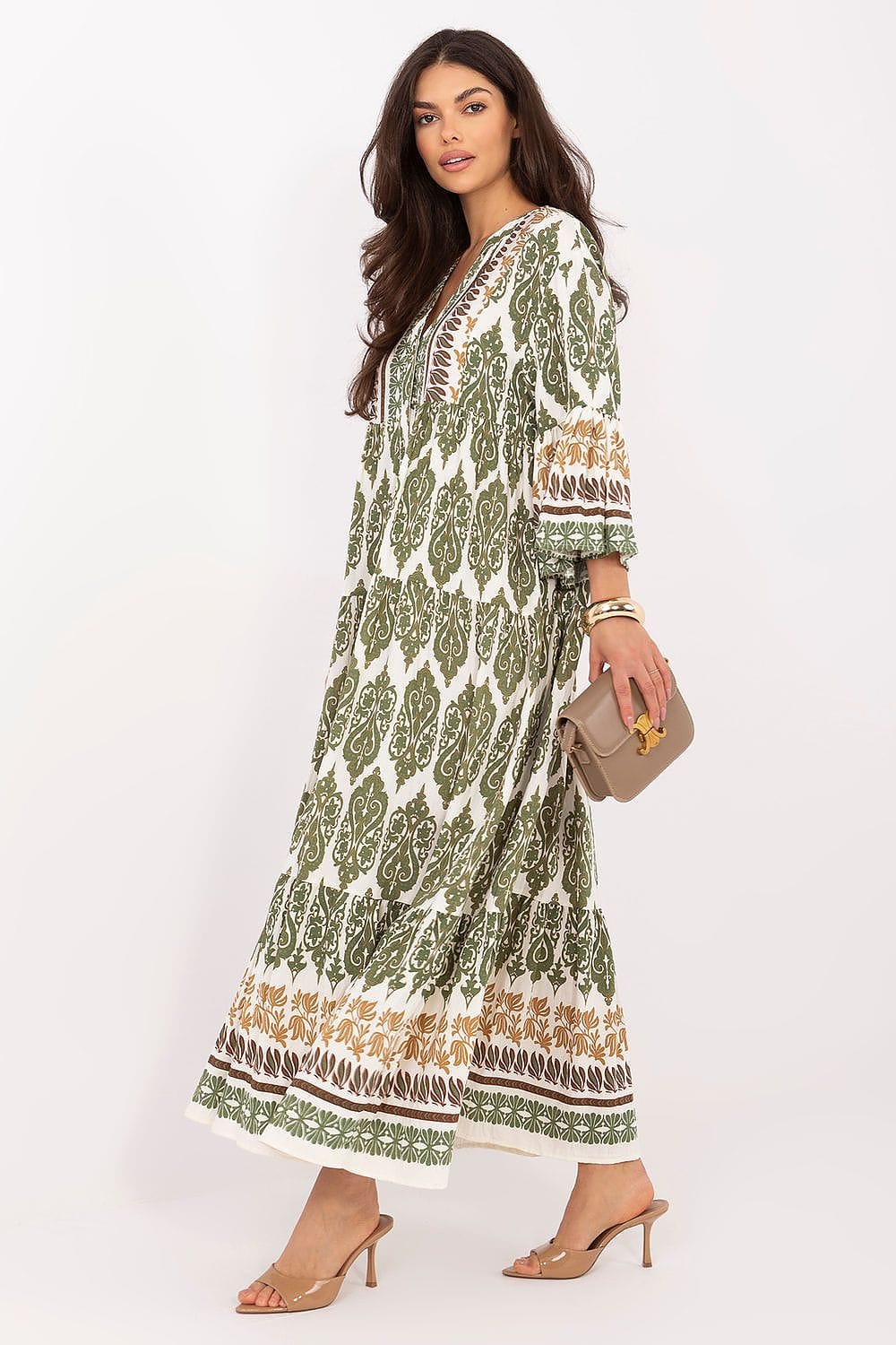 Robe bohème verte longue manches longues motif fleuri été avec sac à main beige look décontracté chic