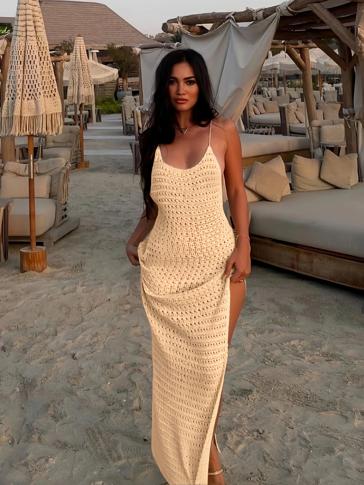 Robe plage crochet longue beige sans manches estivale évasée fendue fluide pour femme élégante