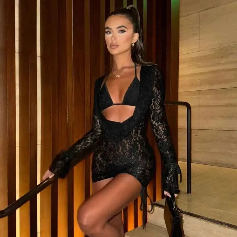 Robe de soirée sexy noire courte moulante manches longues dentelle décolleté transparente look chic femme