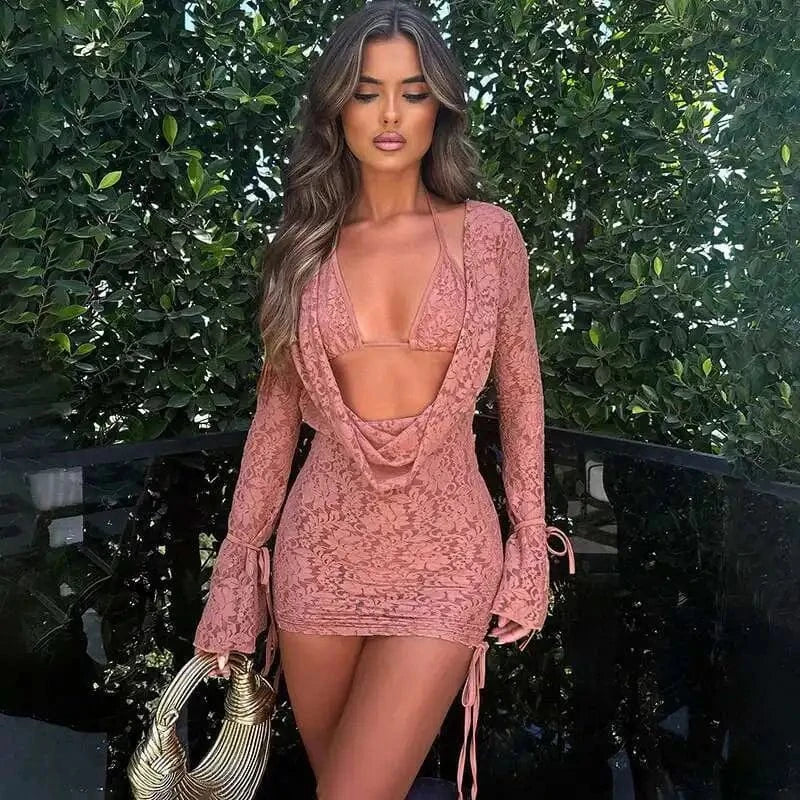 Robe courte moulante soirée sexy manches longues décolleté rose accessoire sac doré tendance été