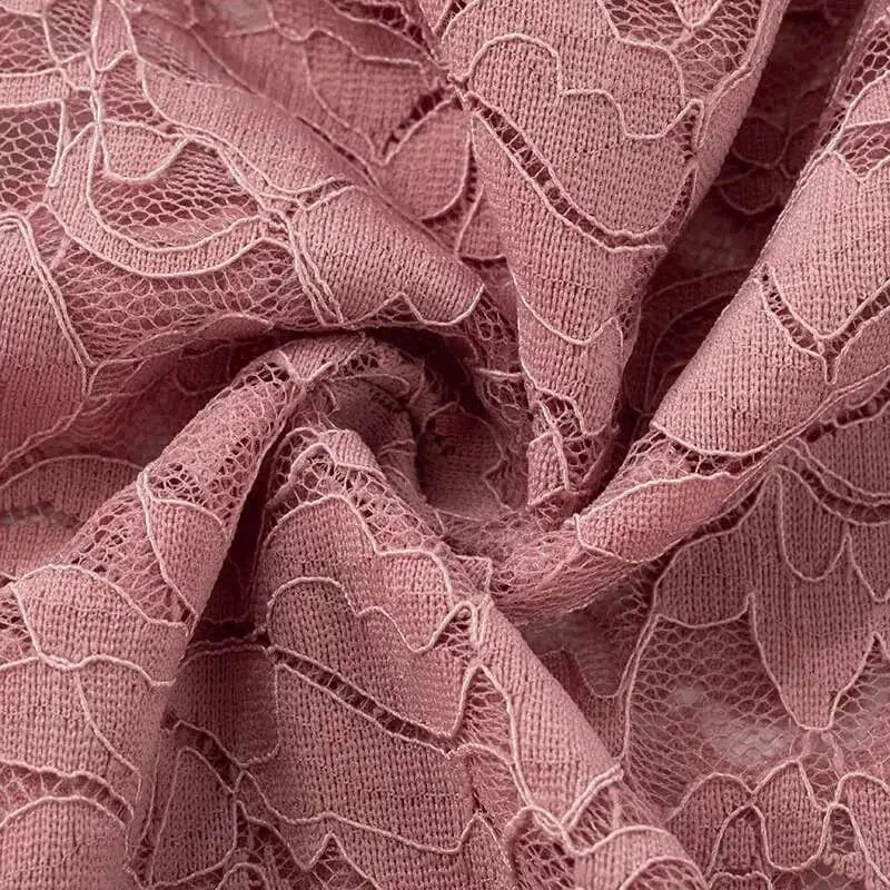 Robe de soirée chic dentelle rose poudré longue élégante pour mariage invité, tissu délicat et raffiné