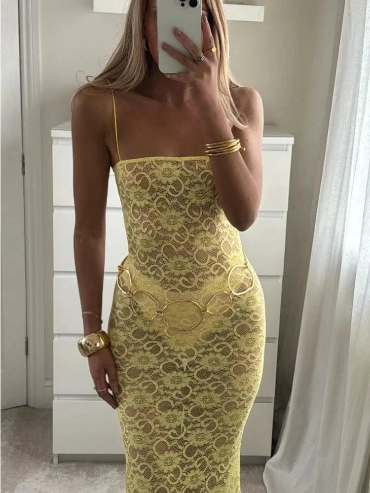 Robe moulante longue jaune transparente pour soirée chic été avec fines bretelles et accessoires dorés