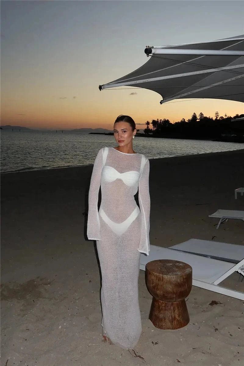 Robe plage longue blanche transparente manches longues décolleté fluide femme silhouette moulante