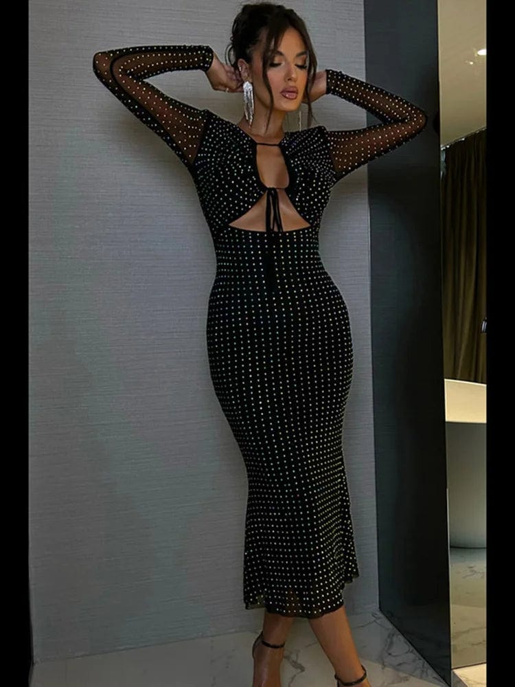 Robe de soirée sexy noire courte moulante sans manches, idéale pour un cocktail ou une soirée chic.