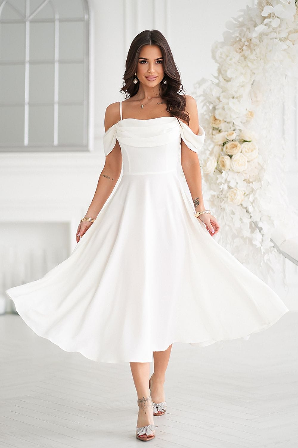 robe de soirée mariage midi chic élégante bleu marine, coupe trapèze à manches courtes pour invitée