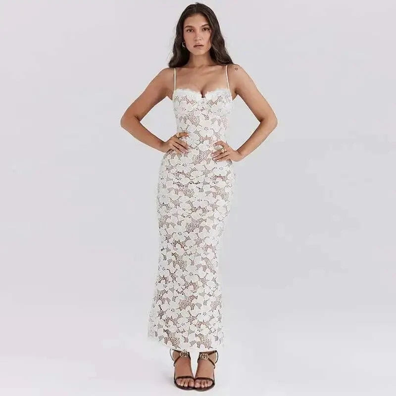 Robe longue moulante blanche en dentelle pour soirée chic, mariage invité ou cocktail d'été élégante