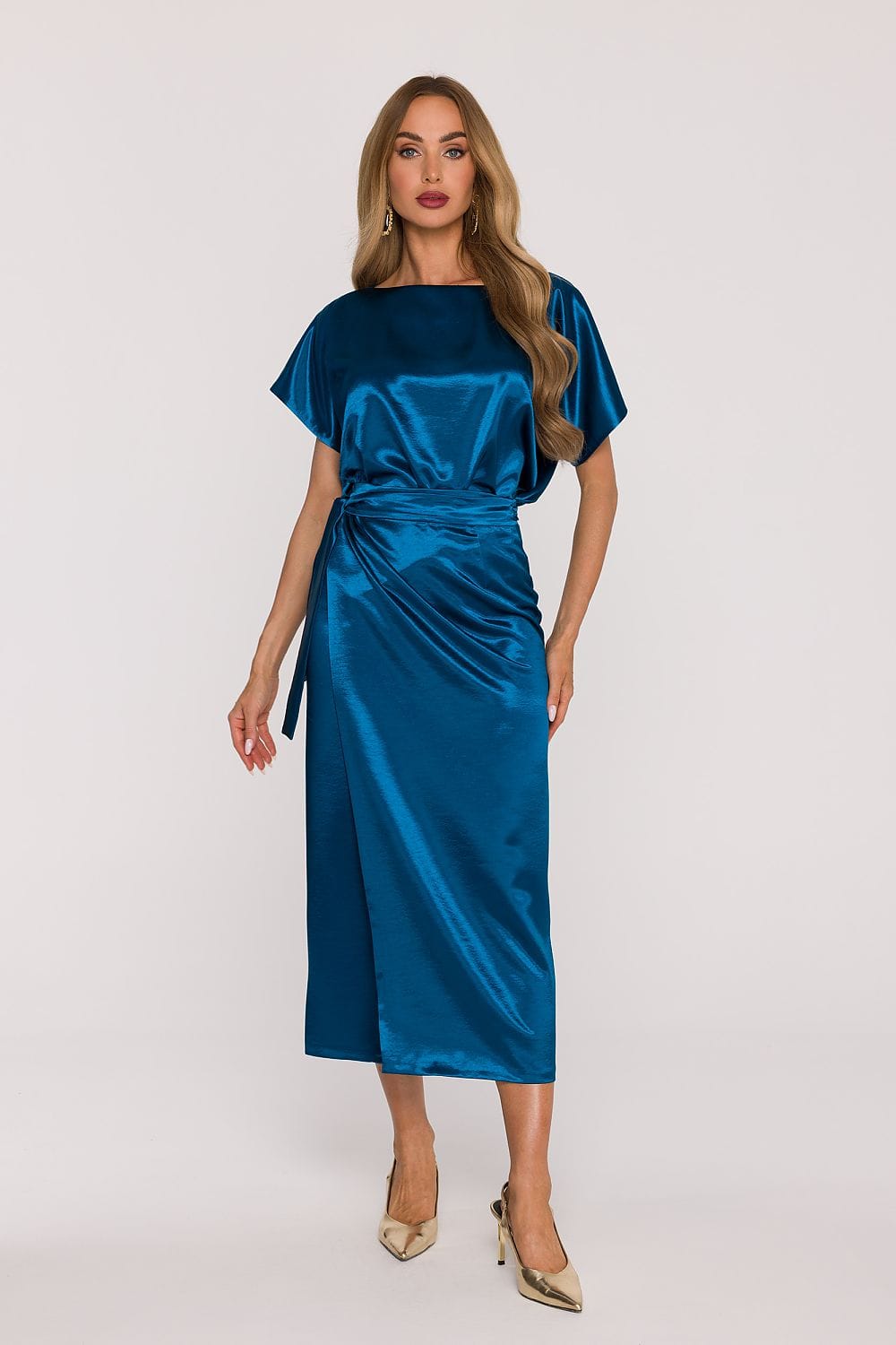 Robe de soirée chic longue bleue en satin, manches courtes, coupe portefeuille idéale évènement élégant