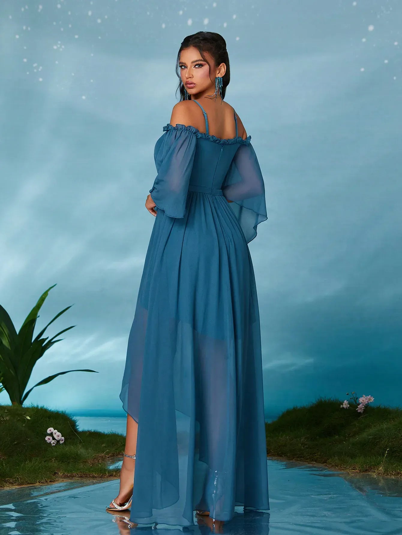Robe de soirée bleue asymétrique à manches fluides