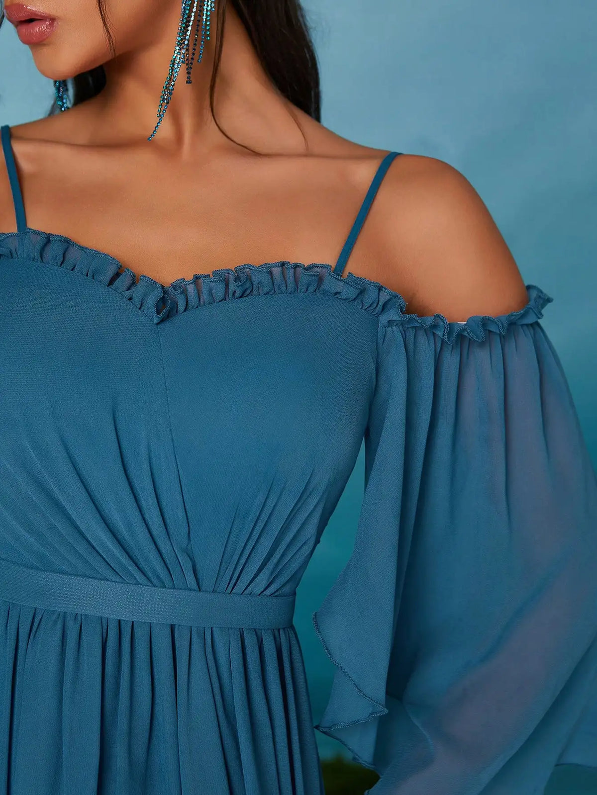Robe de soirée bleue asymétrique à manches fluides
