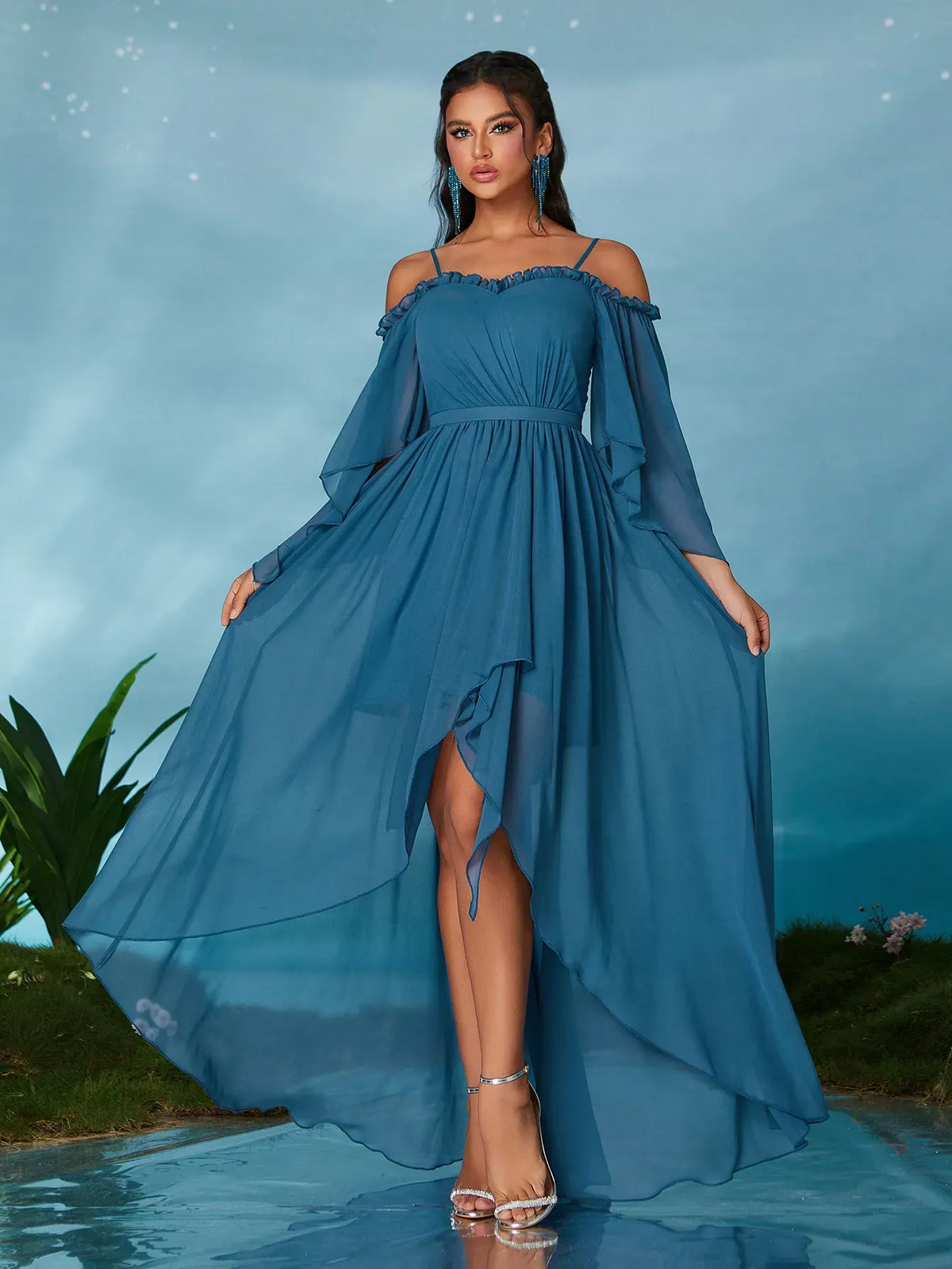 Robe de soirée bleue asymétrique à manches fluides