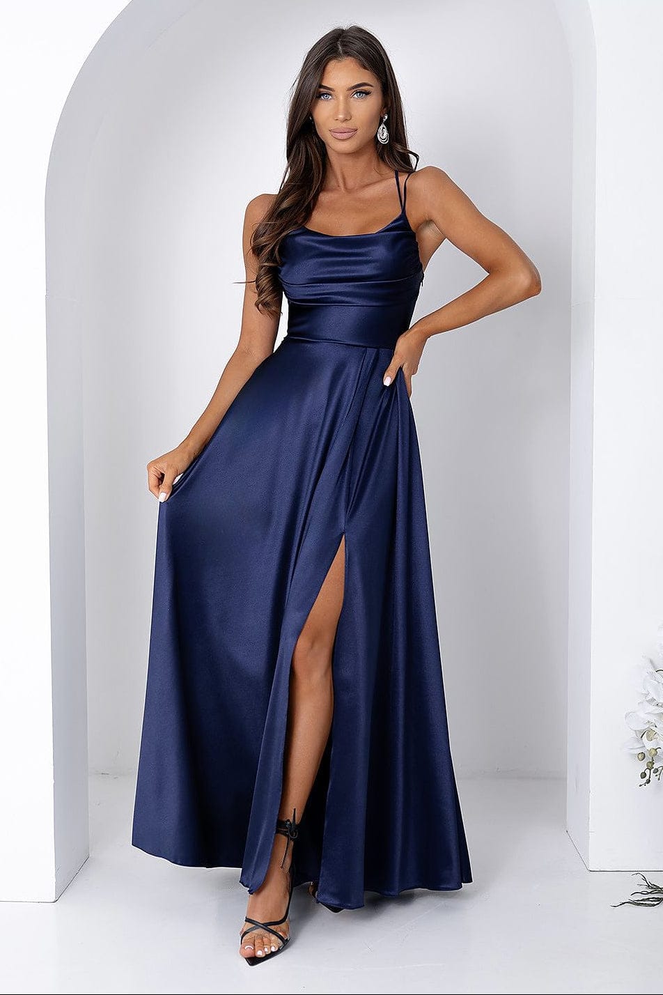 Robe de soirée chic longue bleu fendue fluide femme élégante sans manches idéale mariage invité ou gala