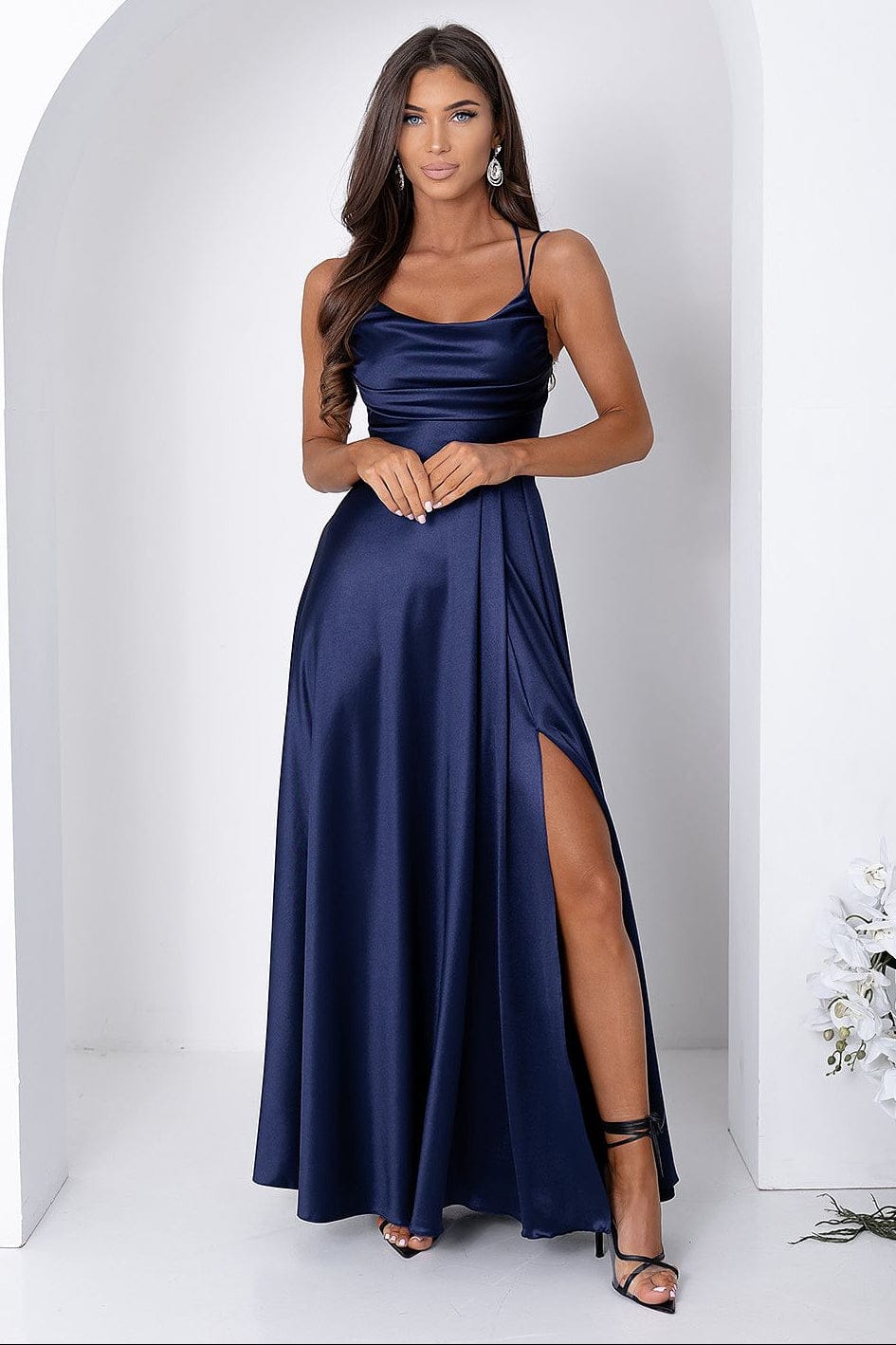 Robe de soirée chic longue bleu fendue en satin bretelles fines élégante pour mariage invitée élégante