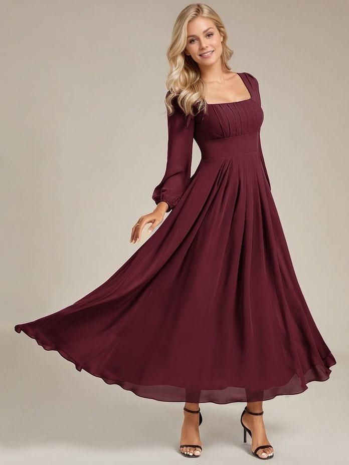 Robe de soirée longue bordeaux chic en mousseline, manches longues évasée, idéale pour invitée mariage élégante