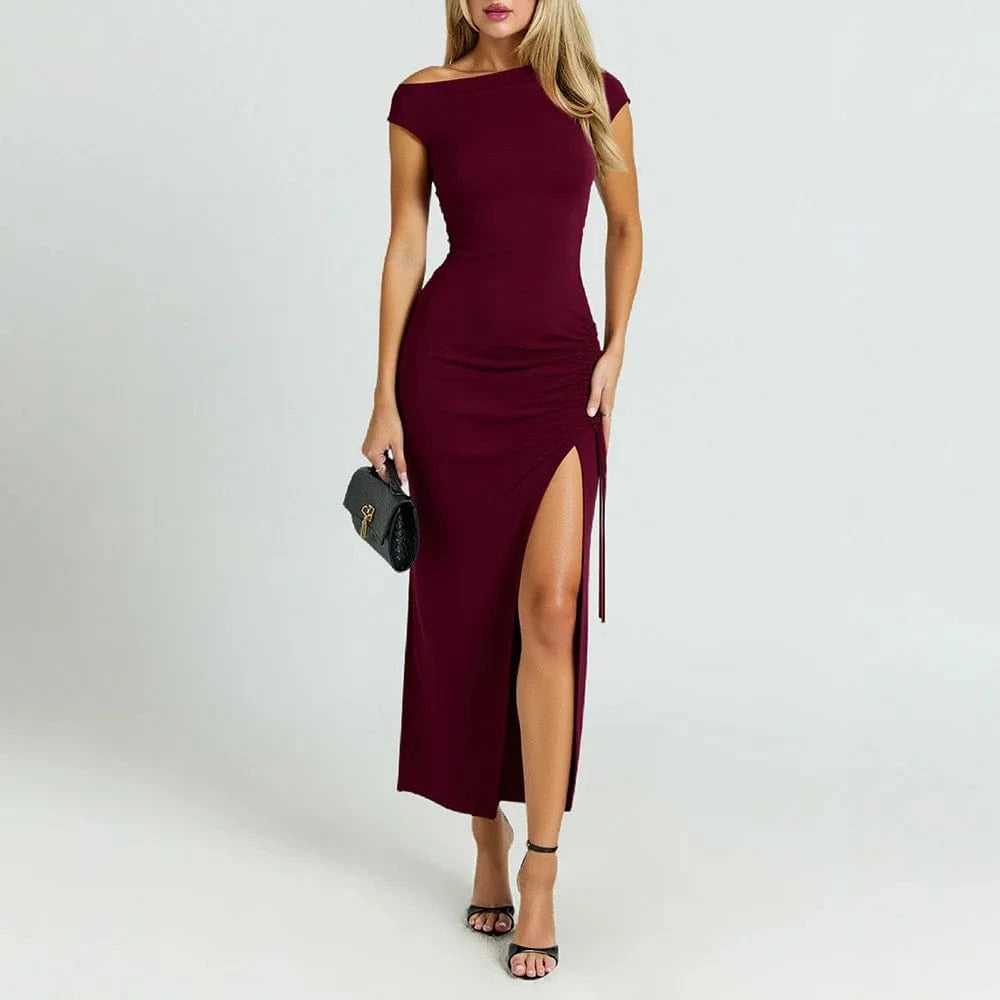 Robe de soirée moulante longue bordeaux fendue sans manches chic femme élégante avec pochette noire
