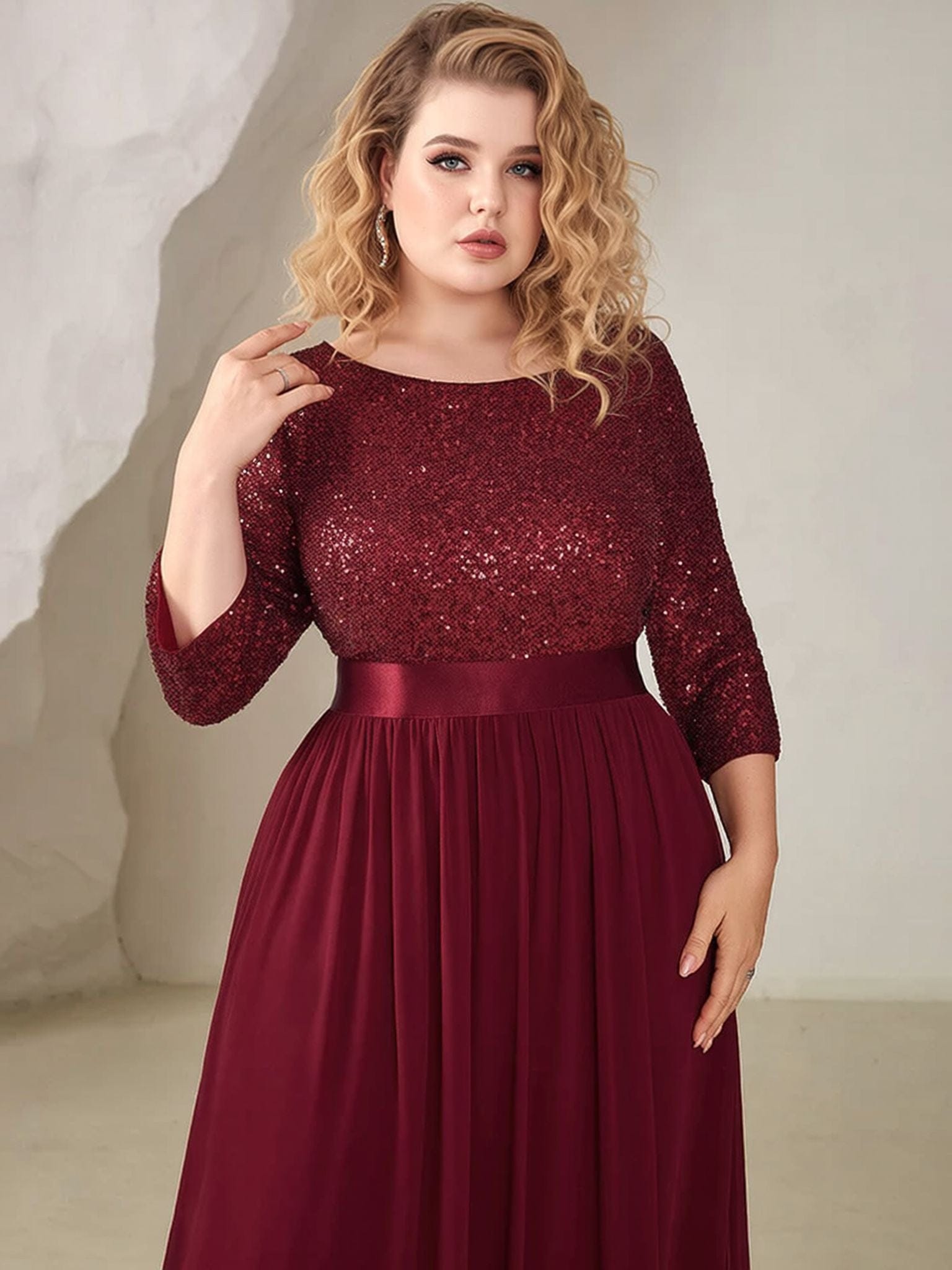 Robe de soirée grande taille chic bordeaux longue manches trois-quarts élégante pour mariage ou gala femme