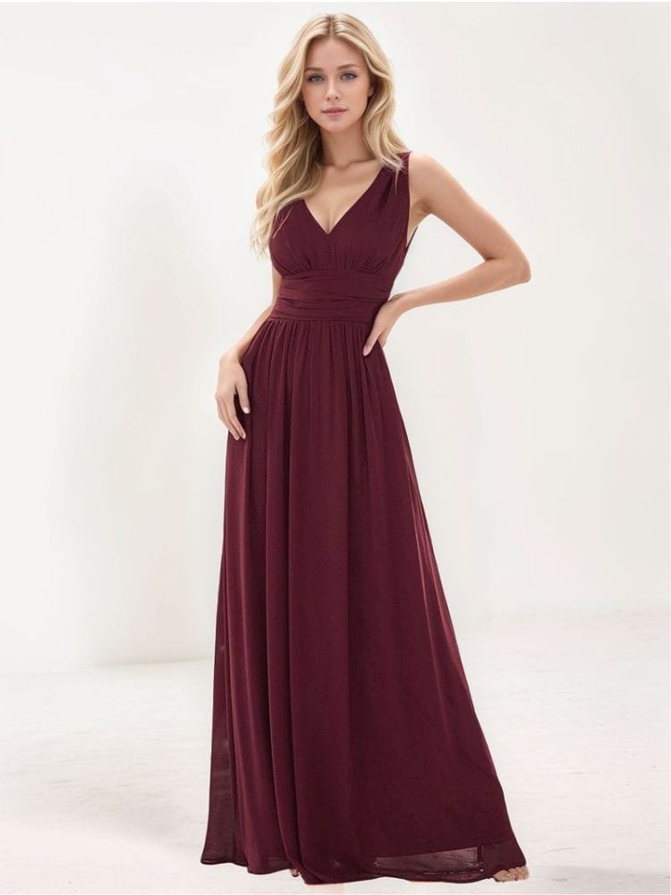 Robe longue bordeaux soirée chic sans manches décolleté fluide pour mariage invitée élégante et moderne
