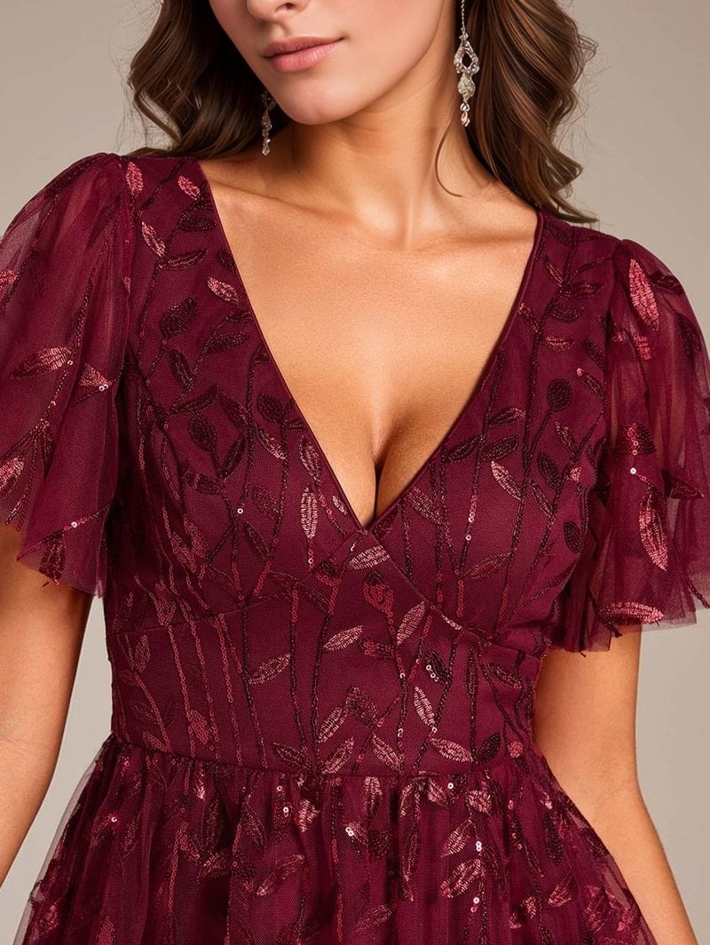 Robe de soirée chic bordeaux décolleté manches courtes en tulle avec motifs feuilles élégante femme invitée