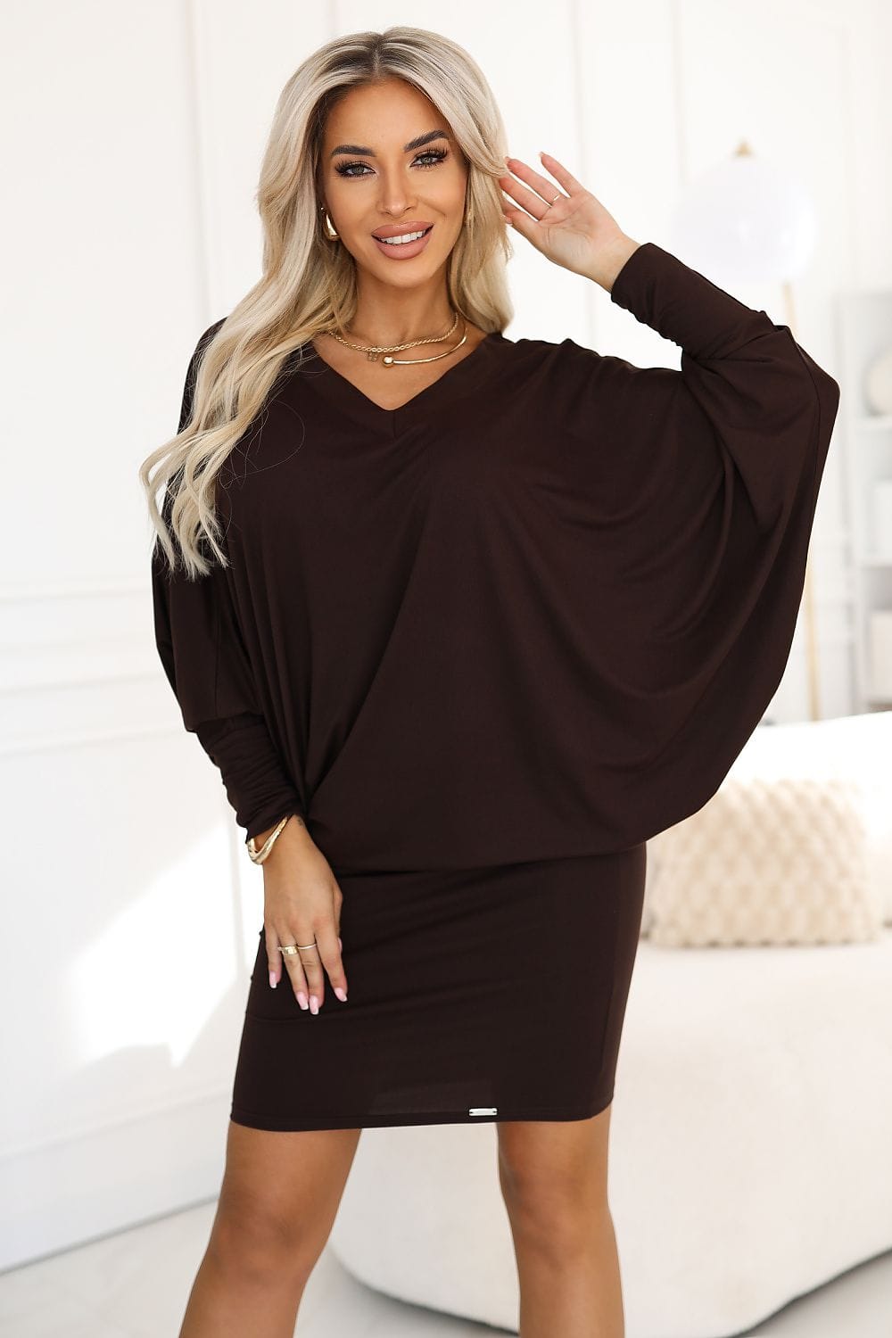 Robe courte noire soirée chic manches longues fluide femme décolleté élégant pour évènement habillé