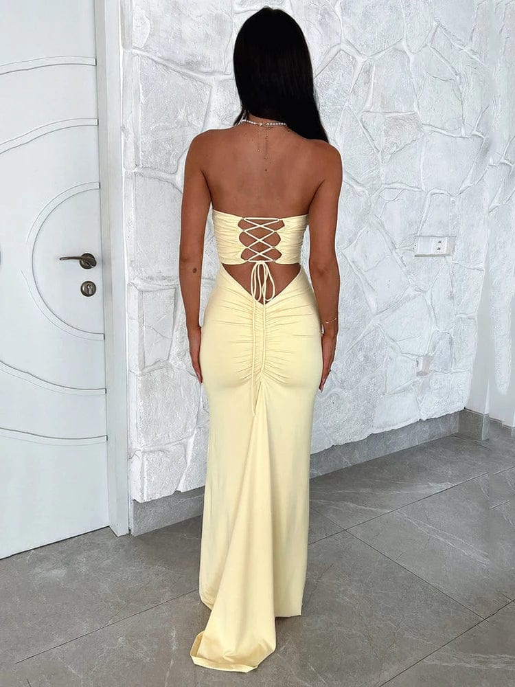 Robe de soirée chic dos nu champagne longue sans manches pour gala ou événement élégant.