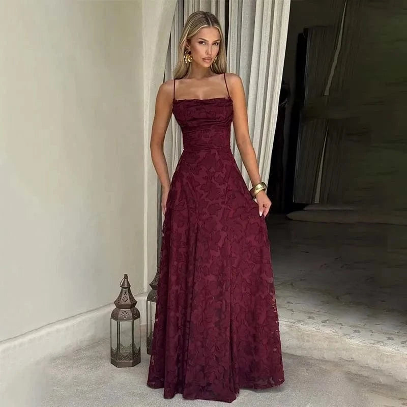 Robe de soirée mariage longue bordeaux chic à fines bretelles silhouette princesse élégante pour invitée