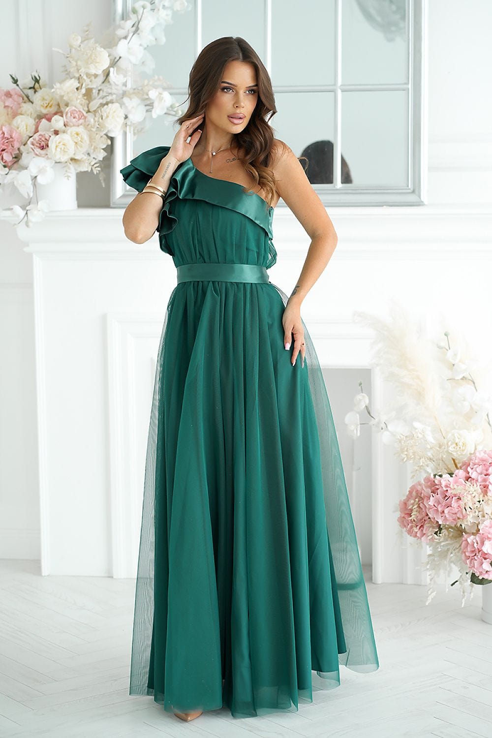 Robe verte longue princesse sans manches pour soirée mariage ou gala, style chic et élégant.