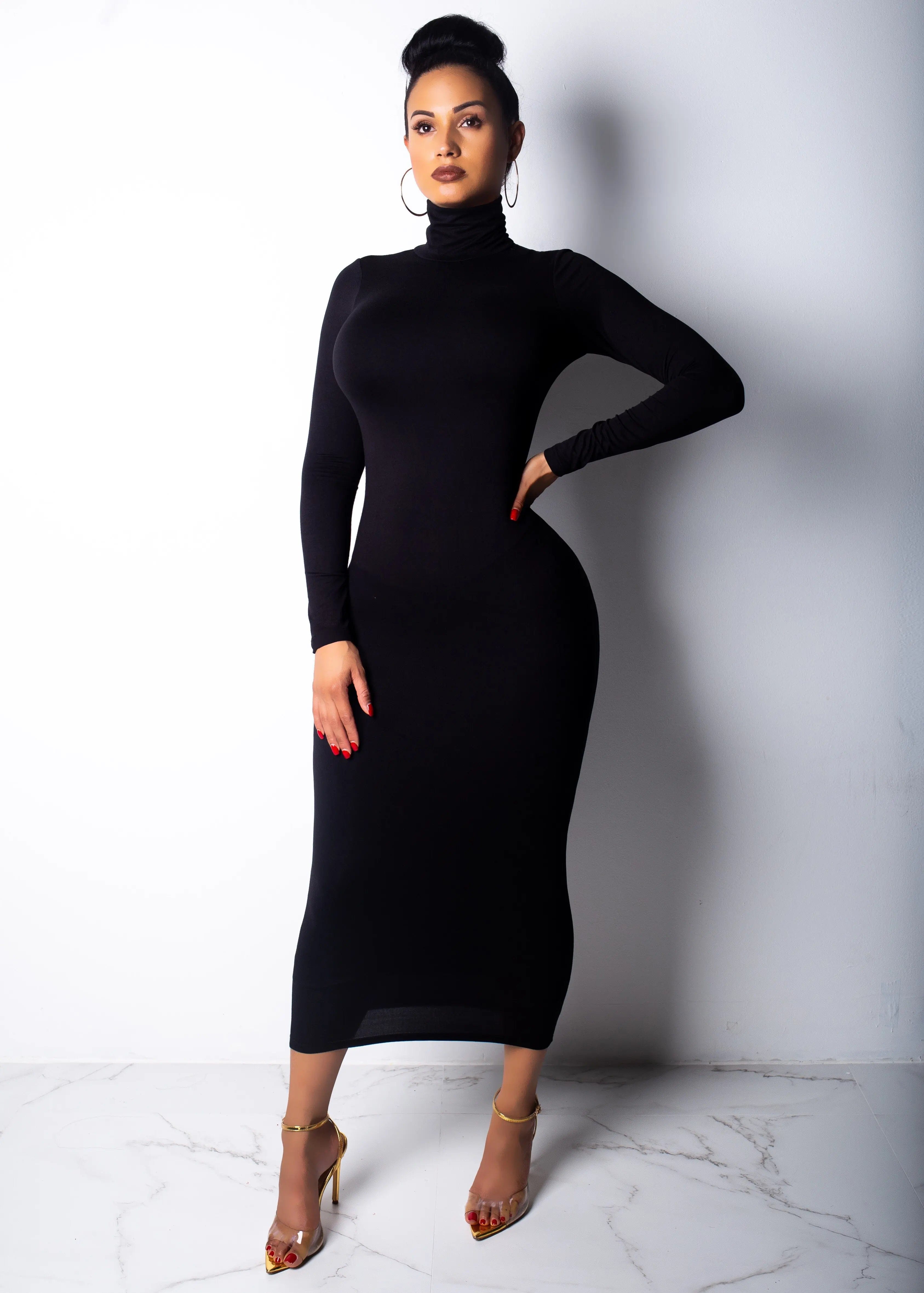 Robe de soirée chic noire longue moulante manches longues style élégant et sophistiqué.