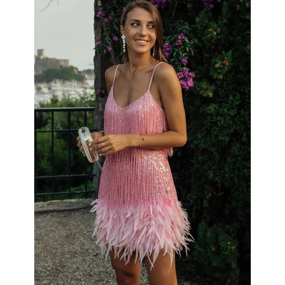 Robe courte soirée chic rose à sequins et plumes, fines bretelles pour événement cocktail été élégante