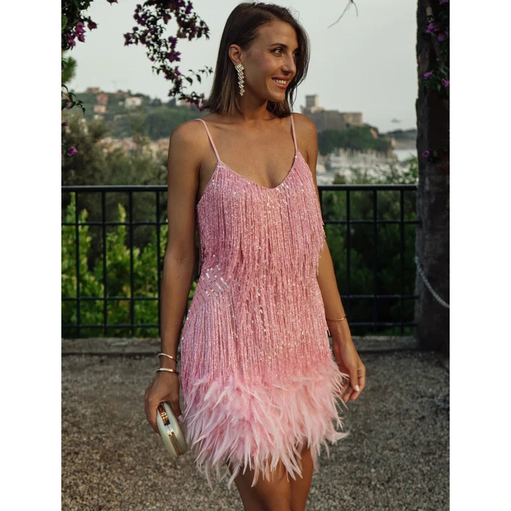 Robe courte soirée chic rose poudré à franges et plumes, sans manches, femme accessoire pochette élégante