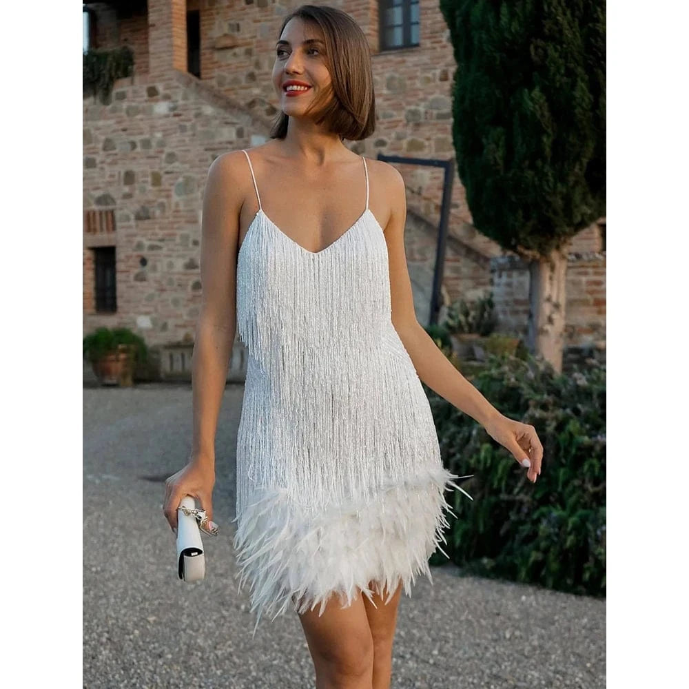 Robe courte soirée chic blanche à franges et plumes, sans manches, décolleté, accessoire pochette élégante