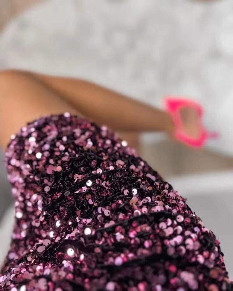 Robe de soirée paillette pour nouvel an, courte et moulante, couleur bordeaux éclatante.