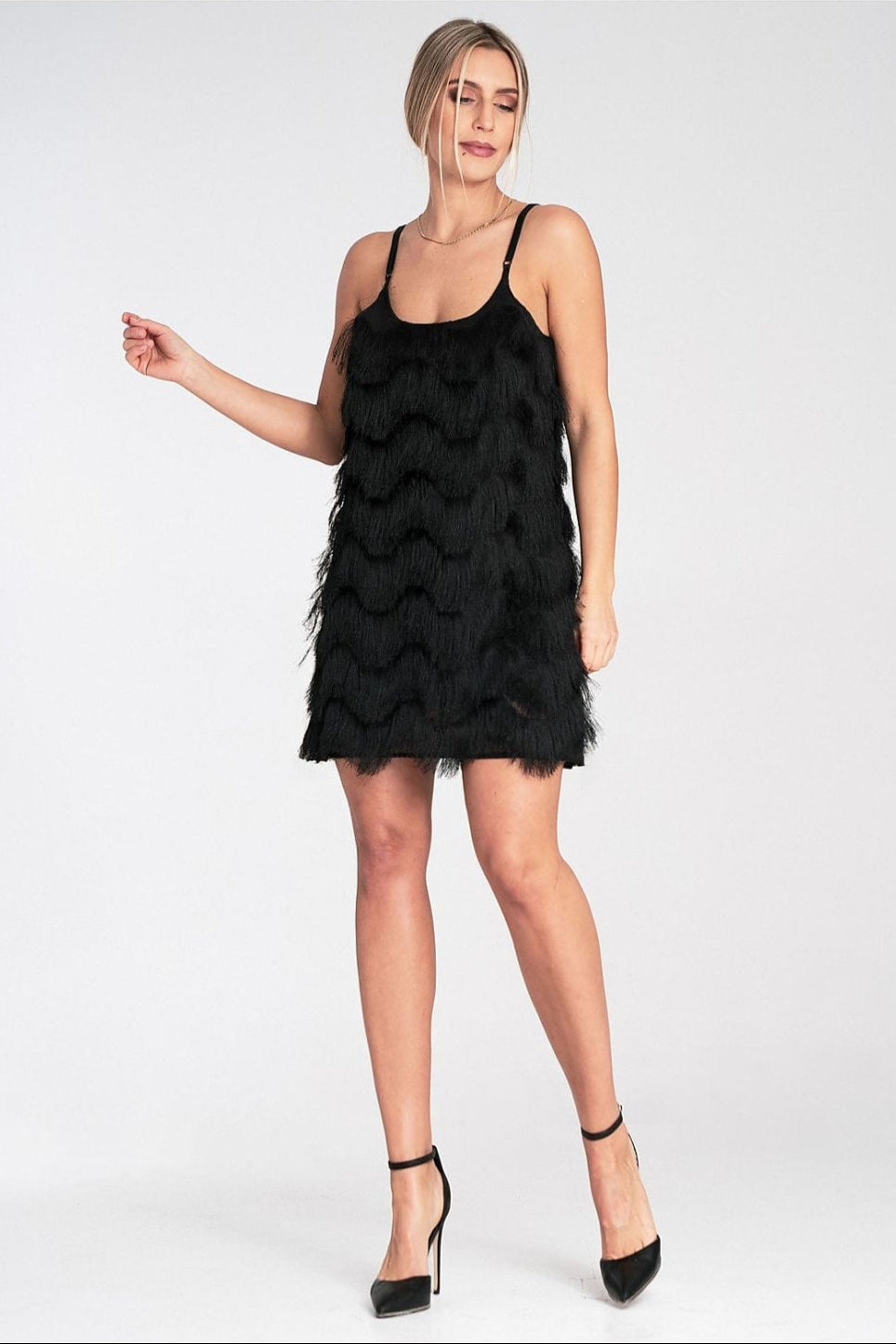 Robe de soirée noire courte à franges style chic moulante sans manches idéale pour cocktail ou nouvel an élégante