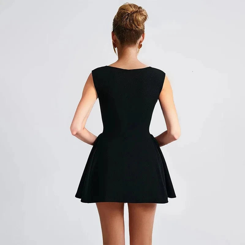 Robe courte noire soirée chic sans manches évasée silhouette trapèze idéale pour cocktail ou sortie élégante
