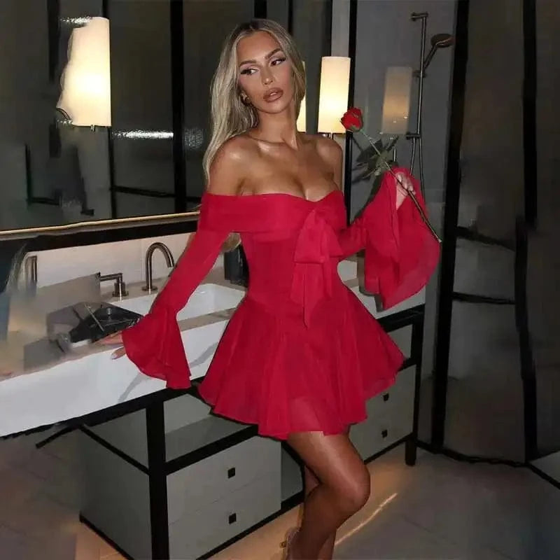 Robe de soirée sexy courte rouge, manches longues évasées, décolleté épaules dénudées, style chic femme