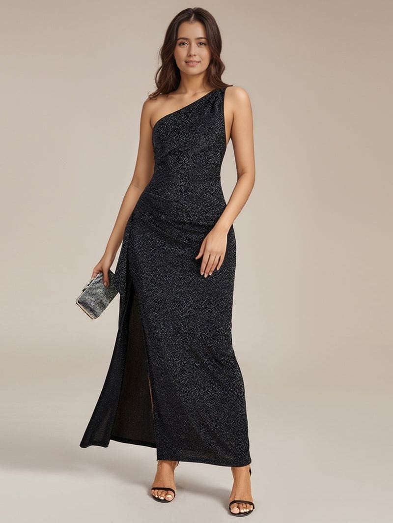 Robe de soirée chic longue noire asymétrique une épaule fendue, avec pochette soirée argentée pour évènement élégant