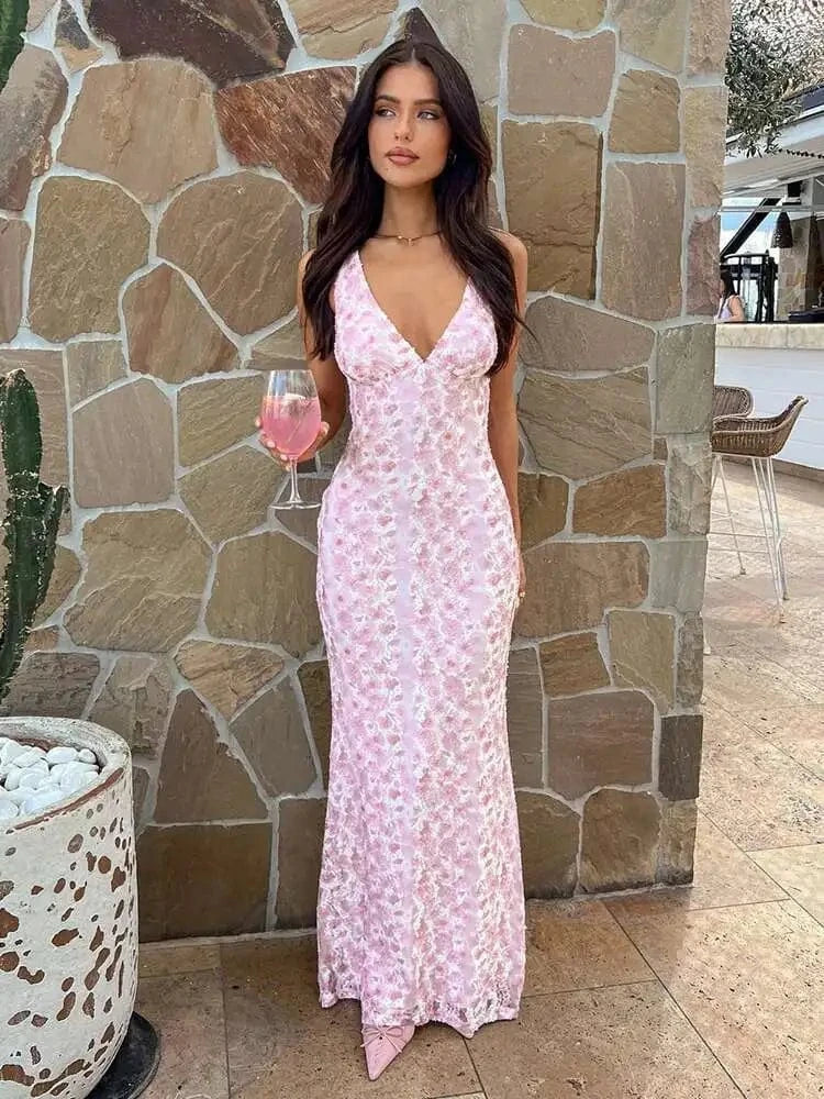 Robe longue décolleté rose poudré moulante été style chic sans manches parfaite pour une soirée cocktail