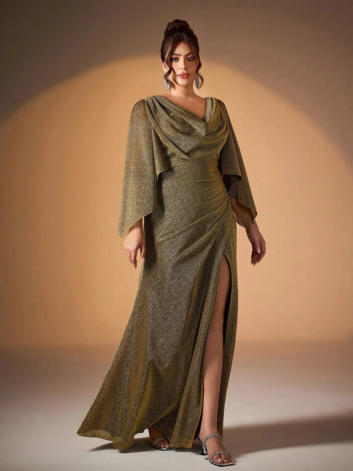 Robe de soirée grande taille fendue dorée manches évasées