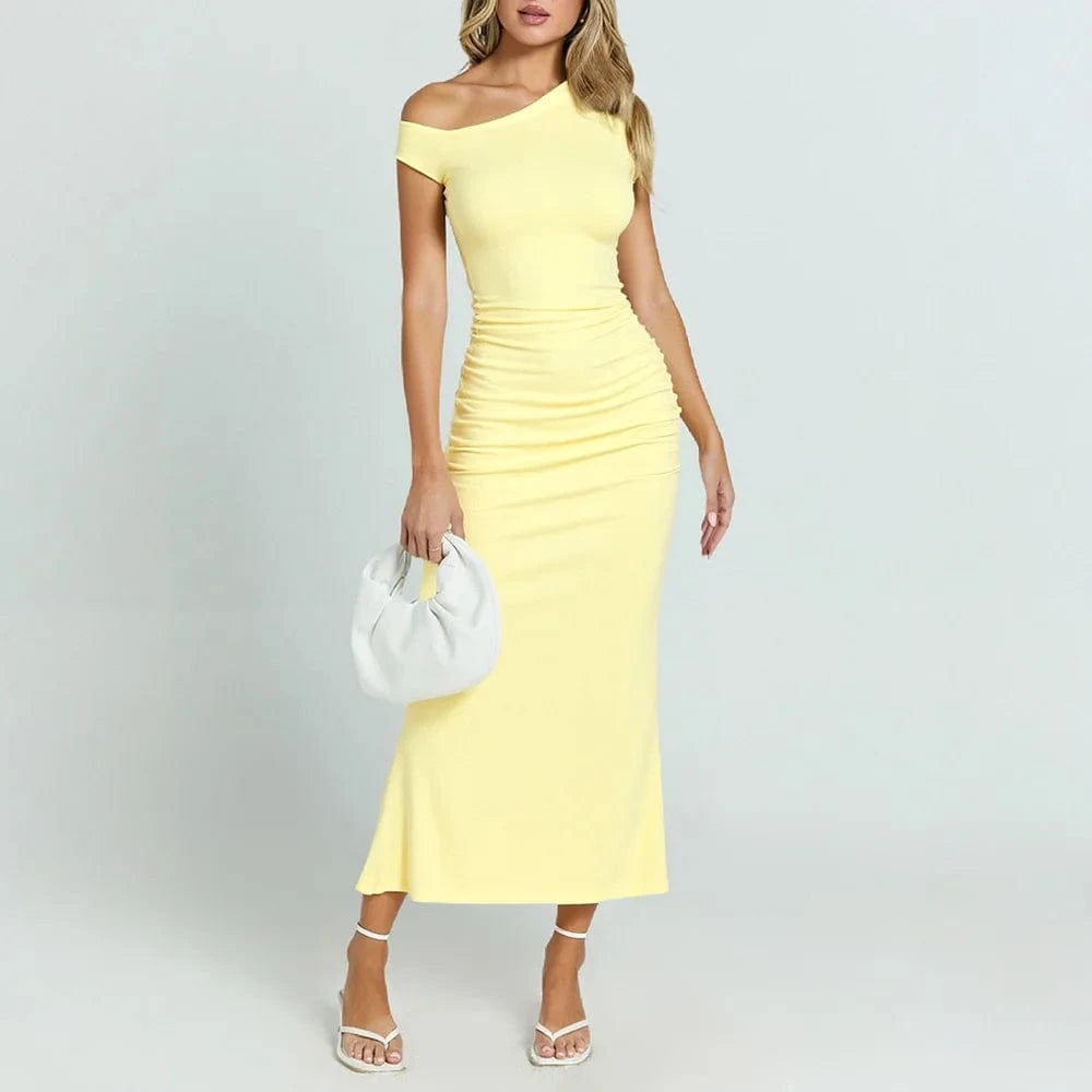 Robe cocktail moulante jaune longue épaules dénudées été accessoire sac blanc femme élégante