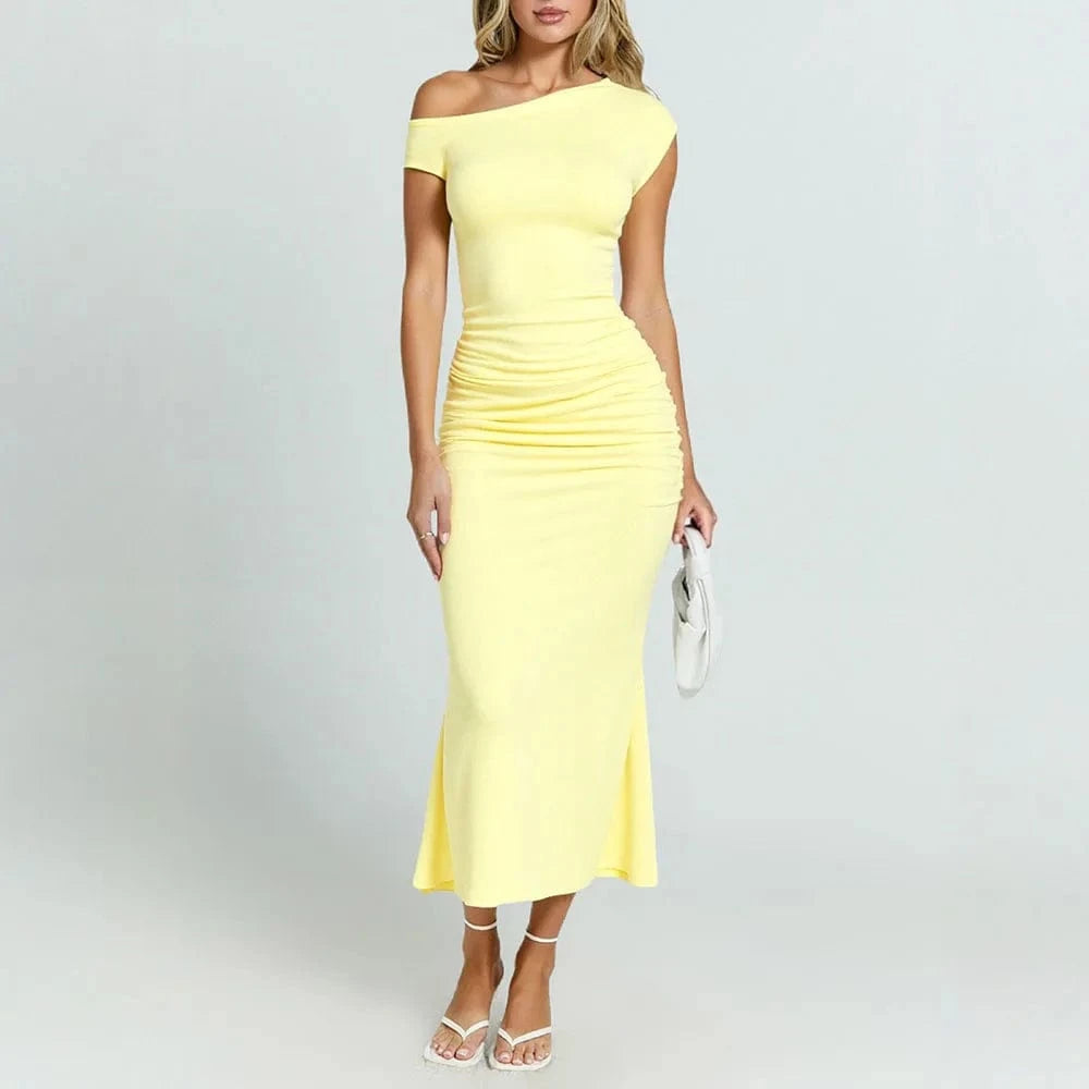 Robe de soirée chic moulante jaune longue asymétrique épaule dénudée, accessoirisée pochette blanche