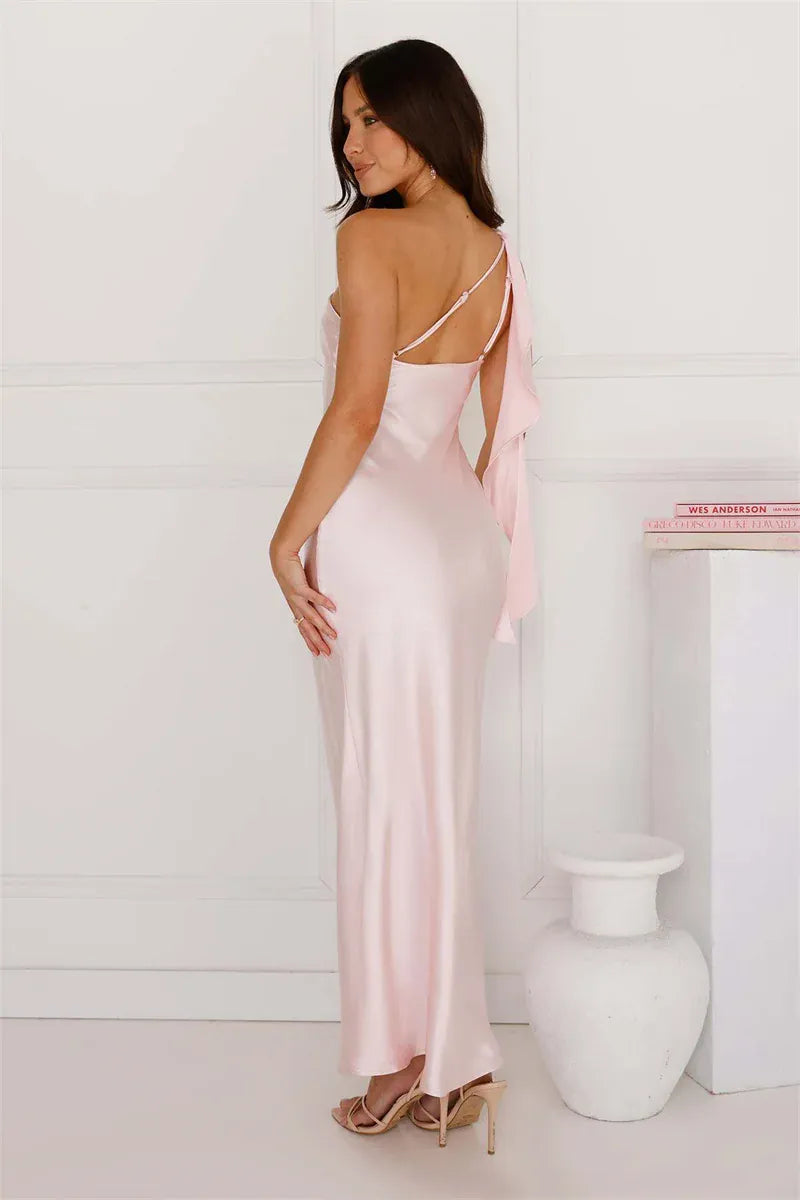 Robe de soirée longue à une épaule en satin