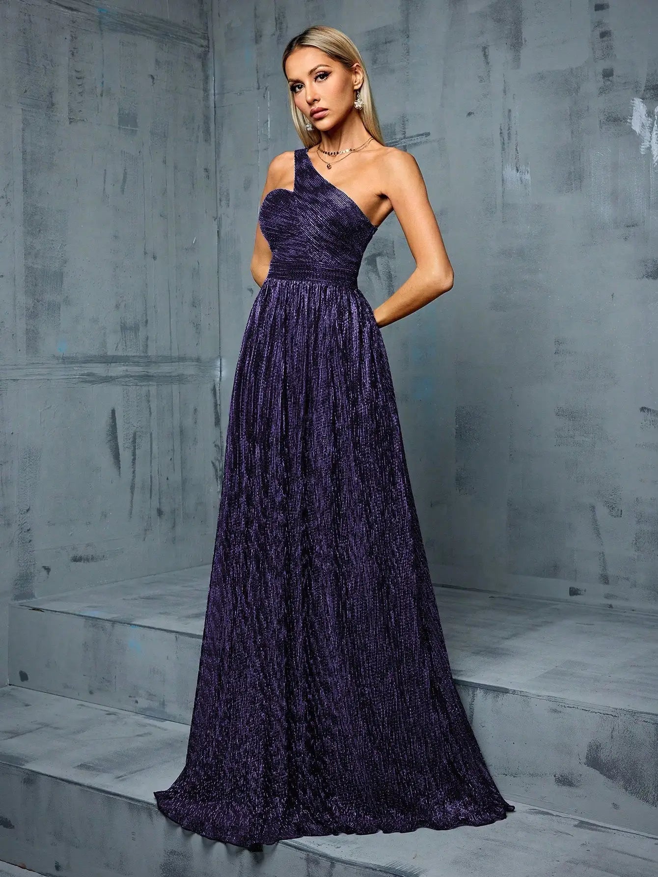 Robe de soirée longue bleue à une épaule avec fil métallique