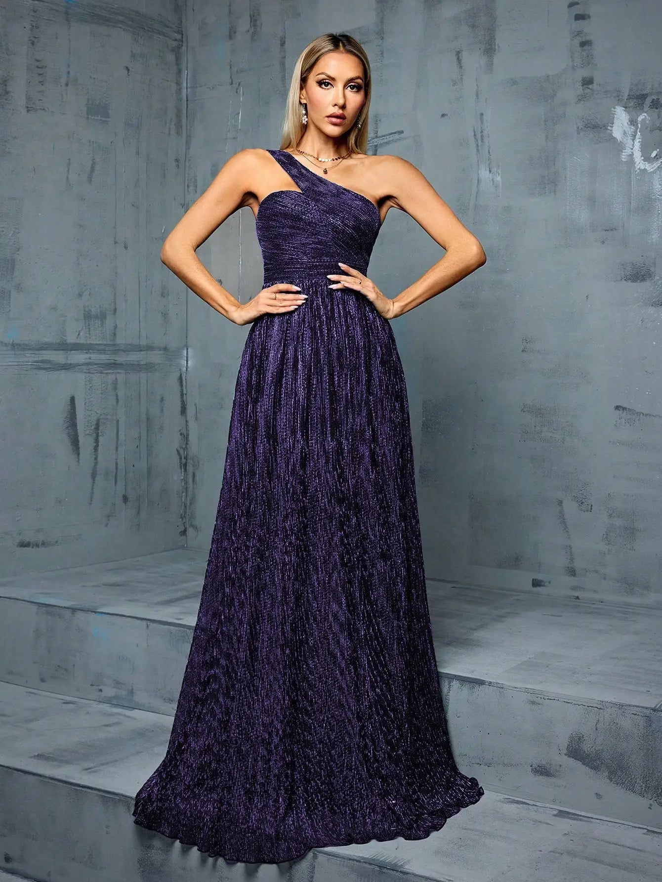 Robe de soirée longue bleue à une épaule avec fil métallique