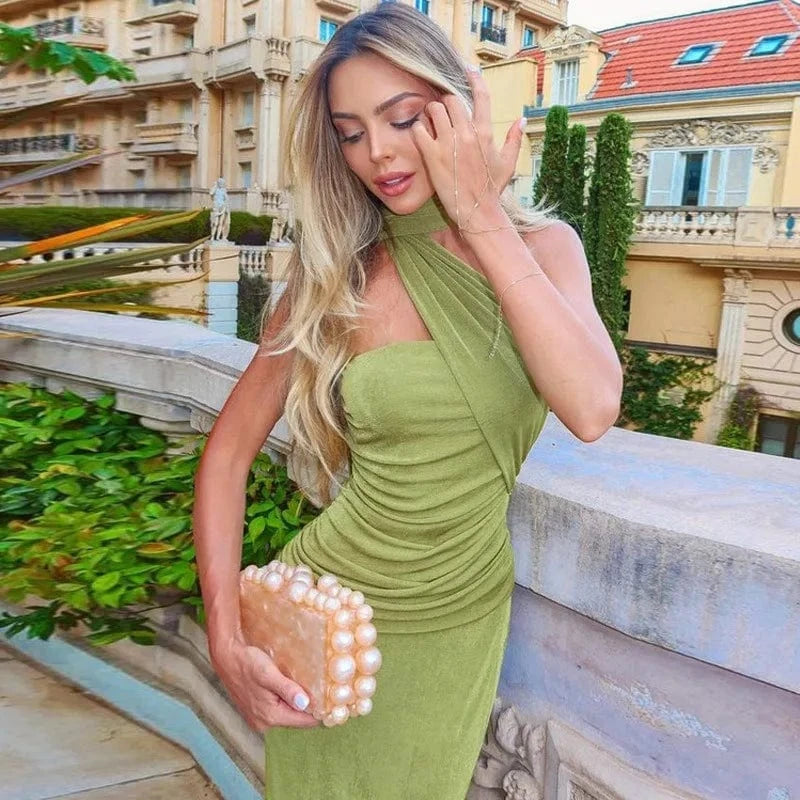 Robe de soirée chic moulante verte longue sans manches, accessoire pochette perles, élégante pour événement