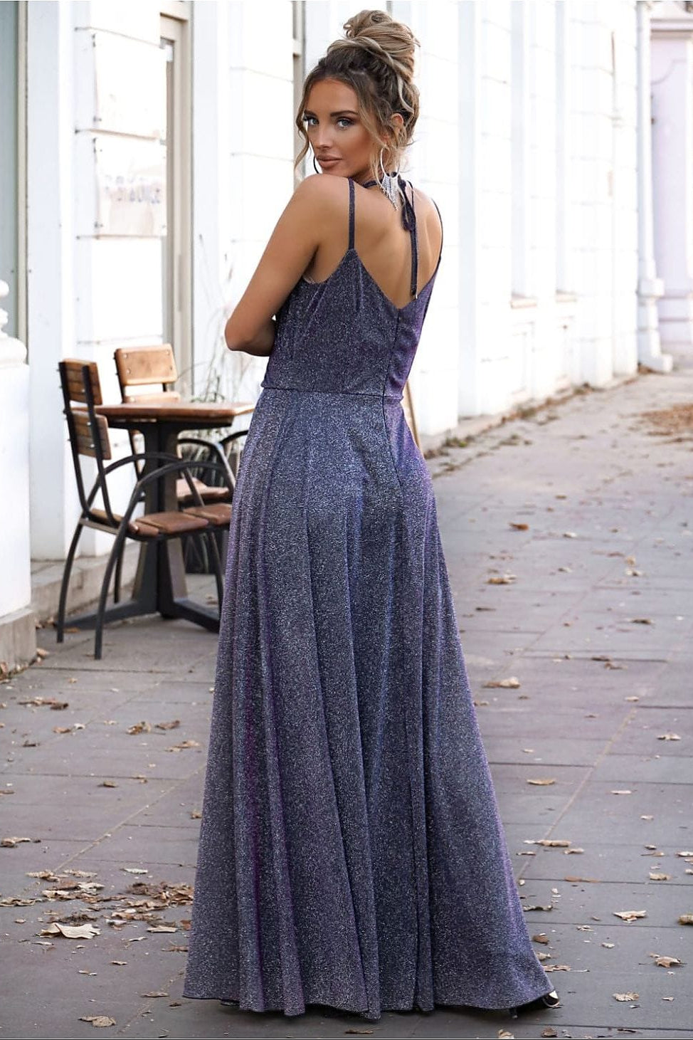 Robe de soirée chic longue dos nu violette élégante pour mariage invité ou gala, style pailleté et fluide femme