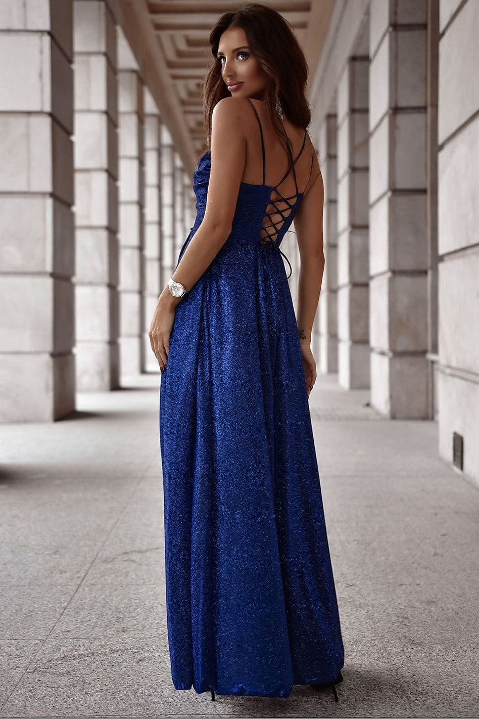 Robe de soirée chic longue bleu dos nu avec bretelles croisées élégantes pour mariage invité, style glamour