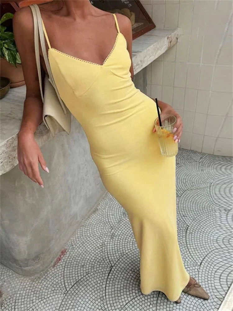 Robe été moulante longue jaune sans manches décolleté femme accessoire sac épaule look décontracté chic