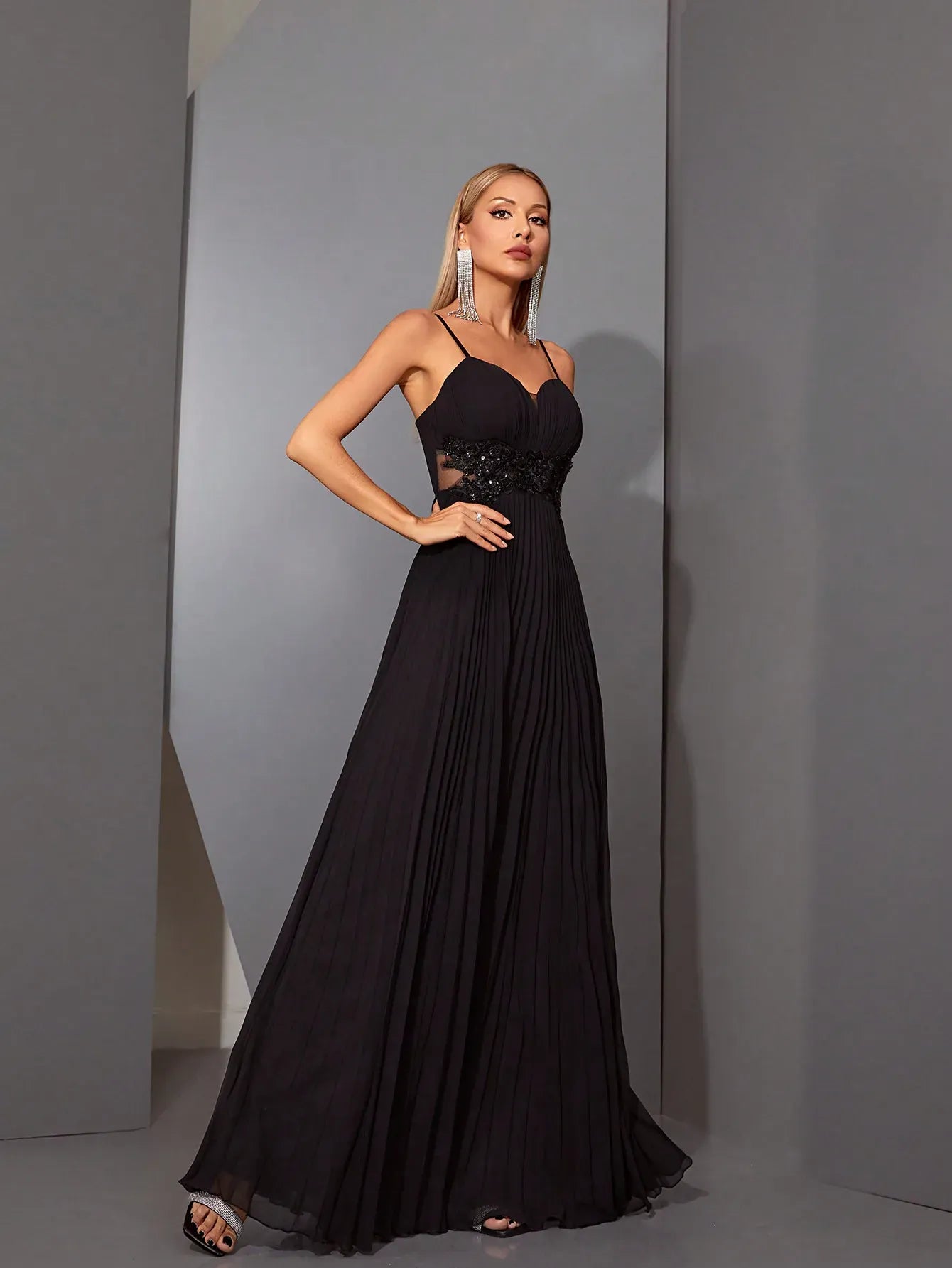 Robe de soirée longue noire avec appliqués