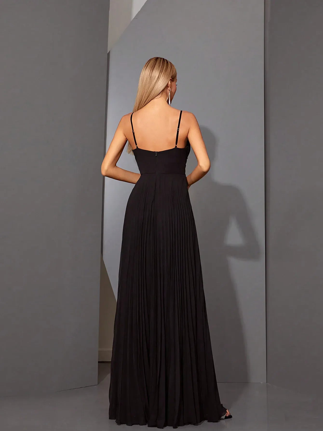 Robe de soirée longue noire avec appliqués