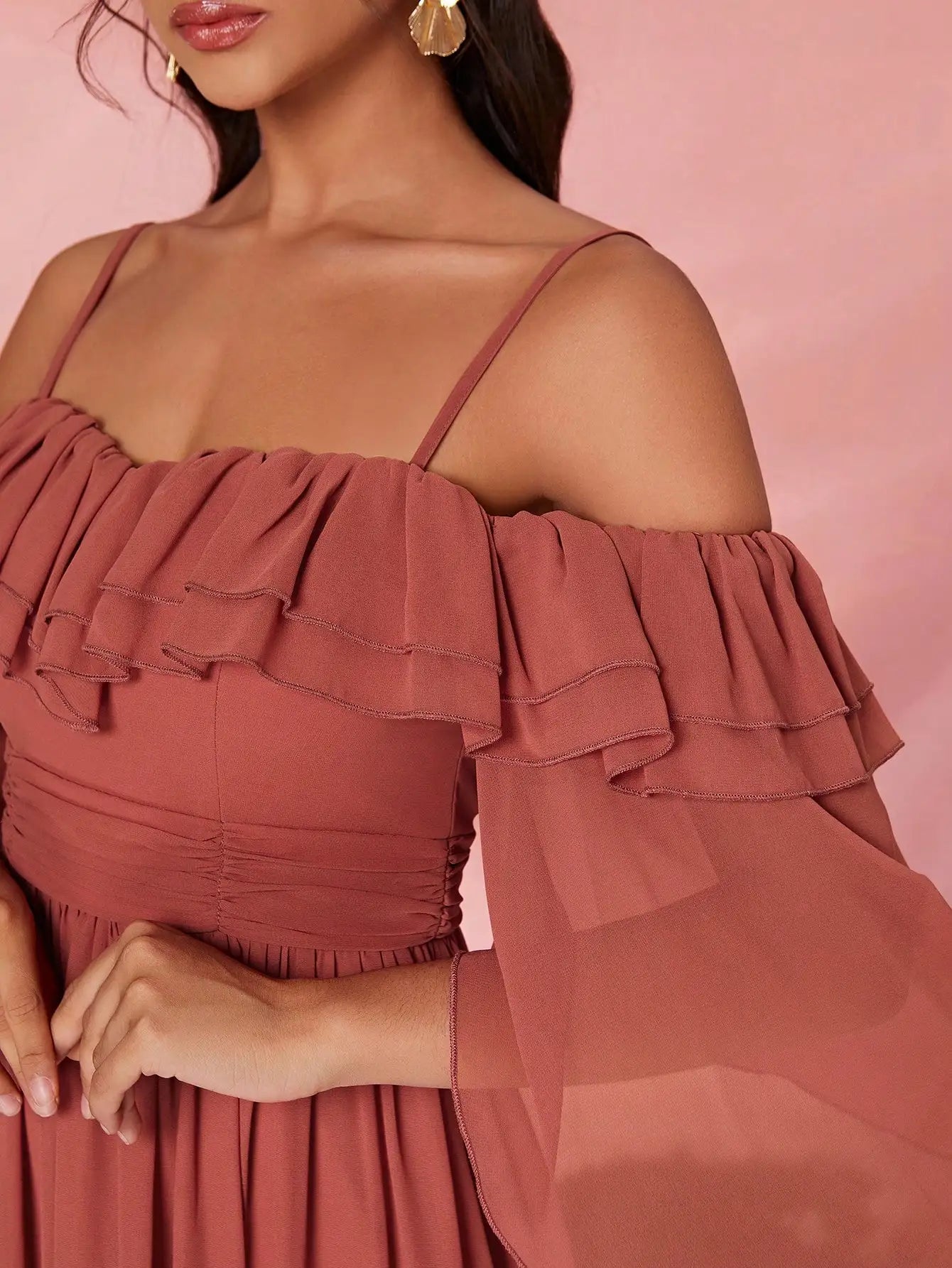 Robe de soirée longue terracotta avec col à volants manches longues
