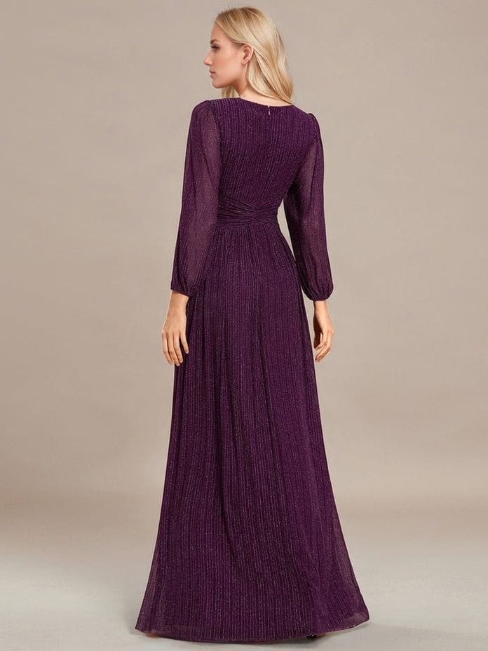 Robe de soirée chic longue violette manches longues fluide avec tissu léger pour mariage ou événement élégant